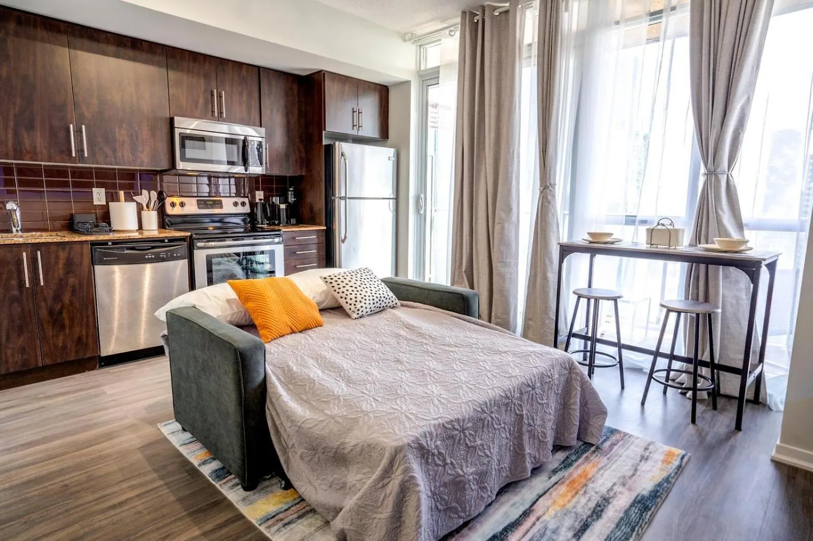 Exquisite Living Toronto Apartment