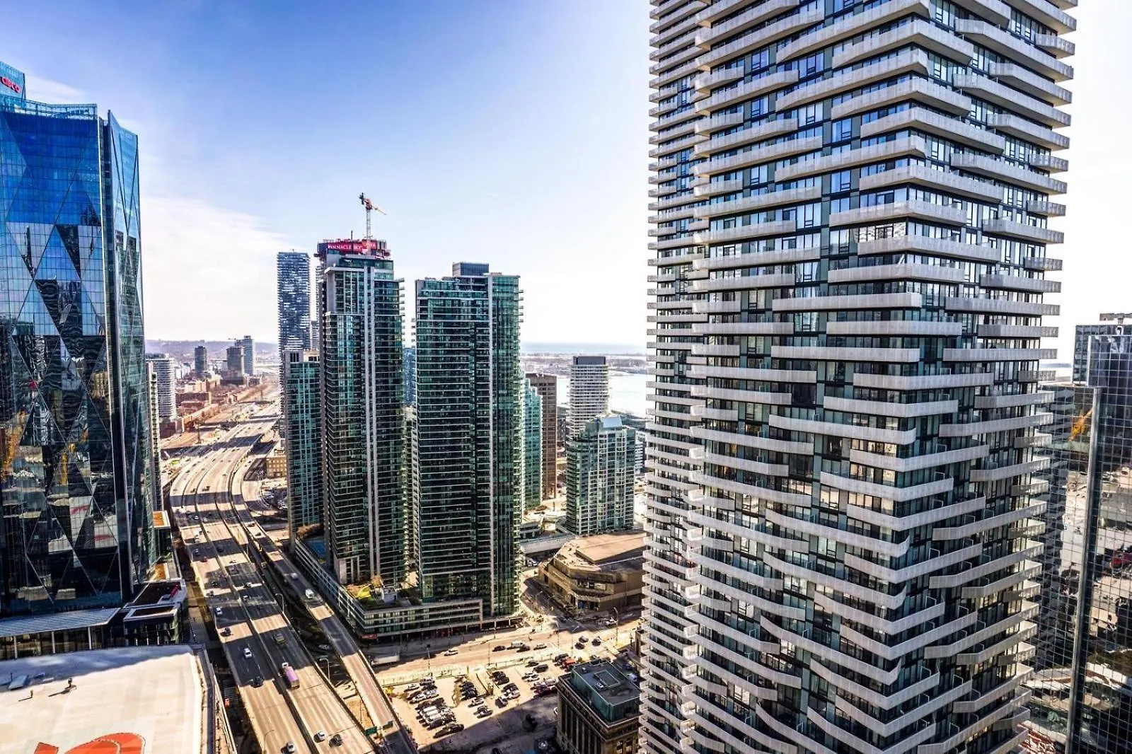 Exquisite Living Toronto Apartment